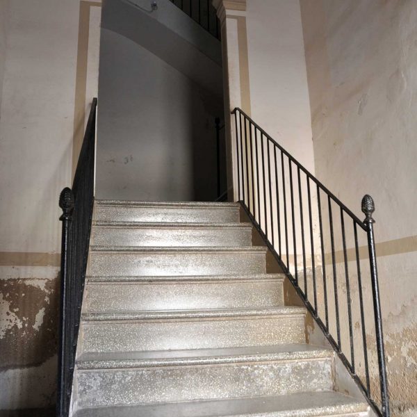 Montblanc.- Palau del Castlà d’estil gòtic tardà de tres pisos. Vista del tram d’escala que arrenca del vestíbul (3/2014)