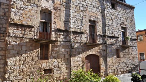 Montblanc.- Palau Reial d’estil gòtic transformat en habitatges. S’observen traces d’antics finestrals gòtics i arcades tapiades (3/2014)