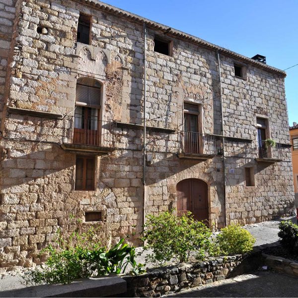 Montblanc.- Palau Reial d’estil gòtic transformat en habitatges. S’observen traces d’antics finestrals gòtics i arcades tapiades (3/2014)