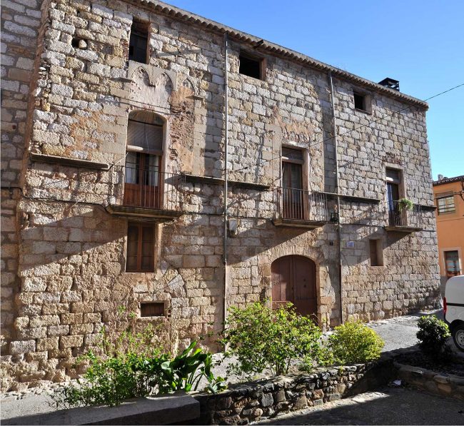 Montblanc.- Palau Reial d’estil gòtic transformat en habitatges. S’observen traces d’antics finestrals gòtics i arcades tapiades (3/2014)