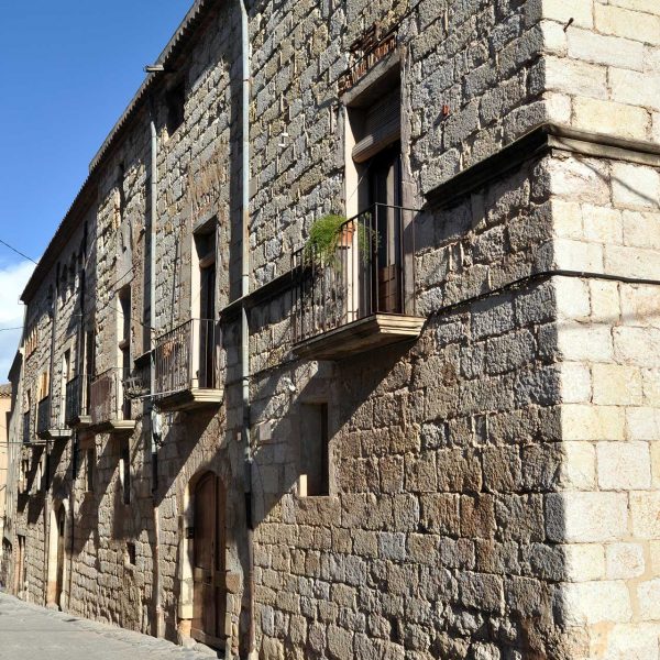 Montblanc.- Palau Reial d’estil gòtic transformat en habitatges. S’observen traces d’antics finestrals gòtics i arcades tapiades (3/2014)