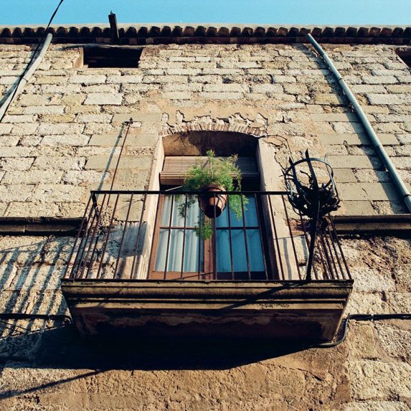 Montblanc.- Palau Reial d’estil gòtic transformat en habitatges. Vista d’un dels balcons del Palau (4/1995)