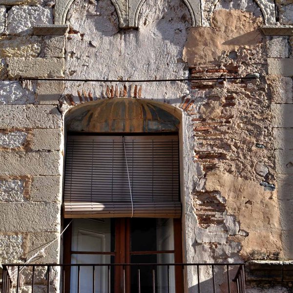 Montblanc.- Palau Reial d’estil gòtic transformat en habitatges. Detall d’un antic finestral gòtic triforat tapiat (3/2014)