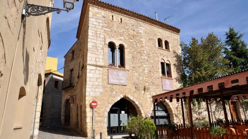 Montblanc.- Casa Aguiló, S. XIII/XV d’estil gòtic convertida en restaurant. Té diversos portals adovellats, d’arc apuntat o rodons, i finestres geminades (4/2014)