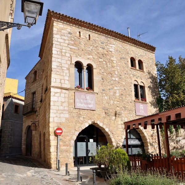 Montblanc.- Casa Aguiló, S. XIII/XV d’estil gòtic convertida en restaurant. Té diversos portals adovellats, d’arc apuntat o rodons, i finestres geminades (4/2014)