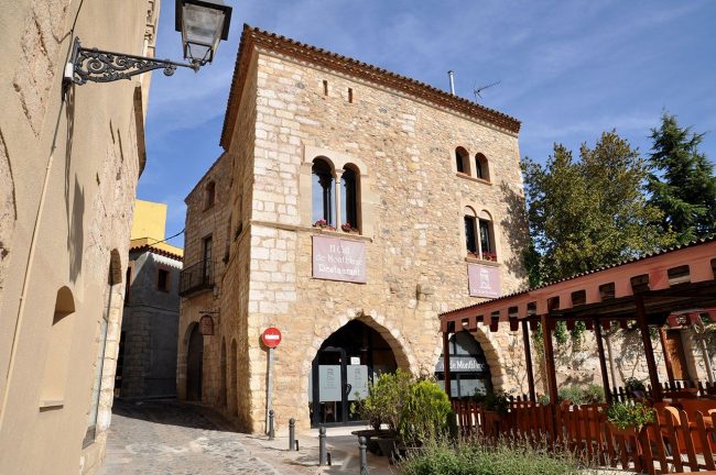Montblanc.- Casa Aguiló, S. XIII/XV d’estil gòtic convertida en restaurant. Té diversos portals adovellats, d’arc apuntat o rodons, i finestres geminades (4/2014)
