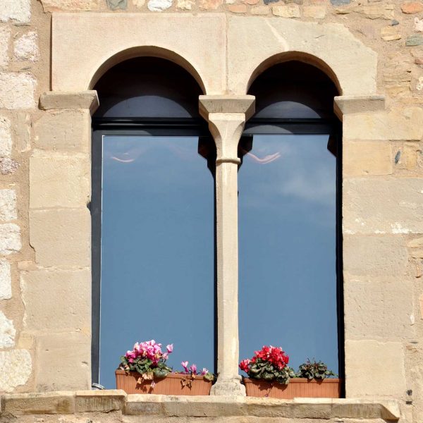 Montblanc.- Casa Aguiló, S. XIII/XV d’estil gòtic convertida en restaurant. Vista d’una de les finestres coronelles a la façana de llevant (4/2014)