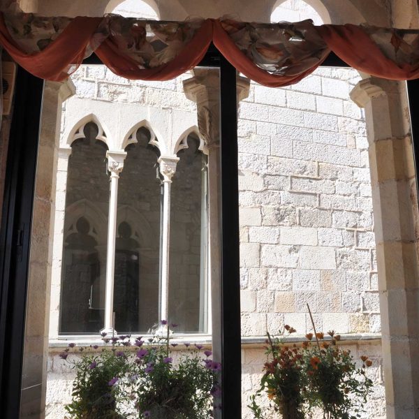 Montblanc.- Casa Aguiló, S. XIII/XV d’estil gòtic convertida en restaurant – Finestra geminada de la segona planta enfrontada al Palau Alenyà (4/2014)
