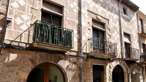 Montblanc.- Casa Alba del carrer Major, 124 del S. XVIII de planta baixa i dos pisos. Destaca pels esgrafiats i dos portals adovellats (3/2014)