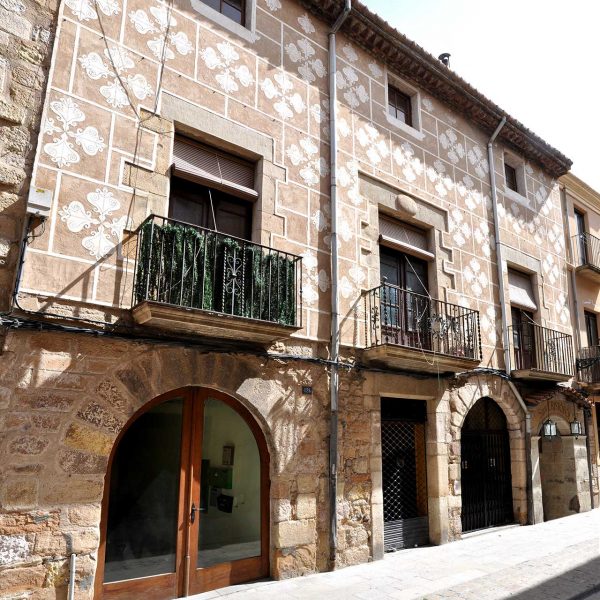 Montblanc.- Casa Alba del carrer Major, 124 del S. XVIII de planta baixa i dos pisos. Destaca pels esgrafiats i dos portals adovellats (3/2014)