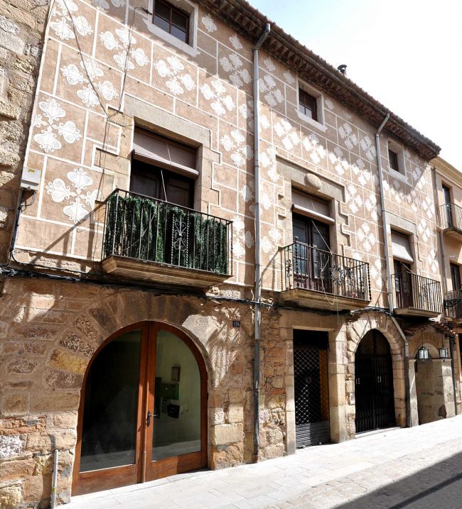 Montblanc.- Casa Alba del carrer Major, 124 del S. XVIII de planta baixa i dos pisos. Destaca pels esgrafiats i dos portals adovellats (3/2014)