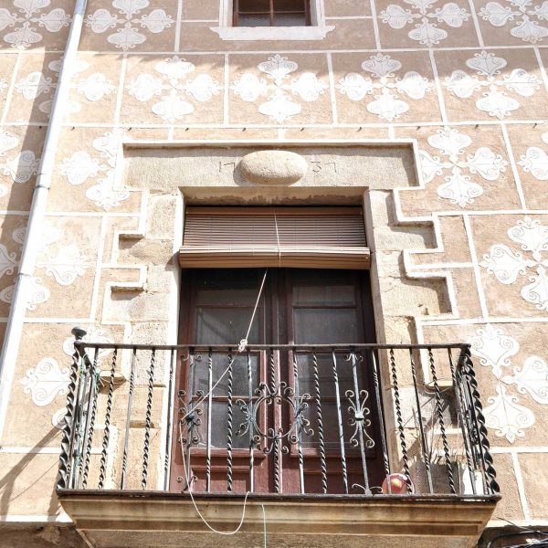 Montblanc.- Casa Alba del carrer Major, 124 del S.XVIII. Destaca pels esgrafiats de la façana i a la llinda del balcó porta gravada la data 1737 (3/2014)