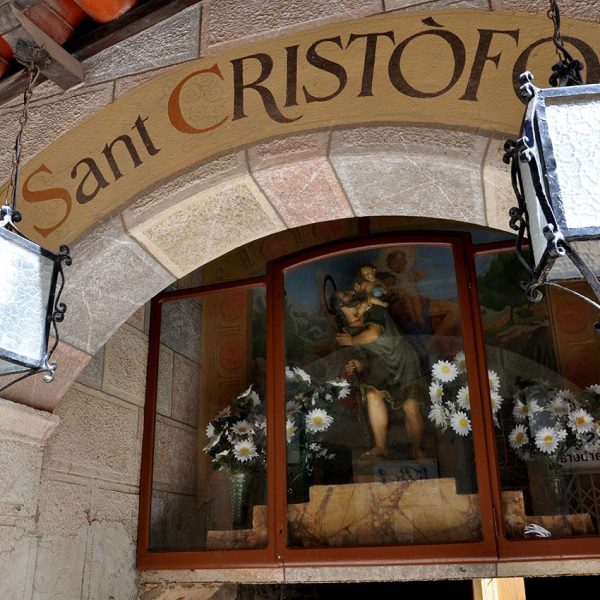 Montblanc.- Casa Alba del carrer Major, 124 del S. XVIII de planta baixa i dos pisos. Vista de la capella de Sant Cristòfol en el pas porticat sota la finca (3/2014)