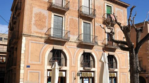 Montblanc.- Casa Calamanda, edifici residèncial del S. XIX. Destaquen a la façana els esgrafiats del 1863 restaurats el 1979 (3/2014)