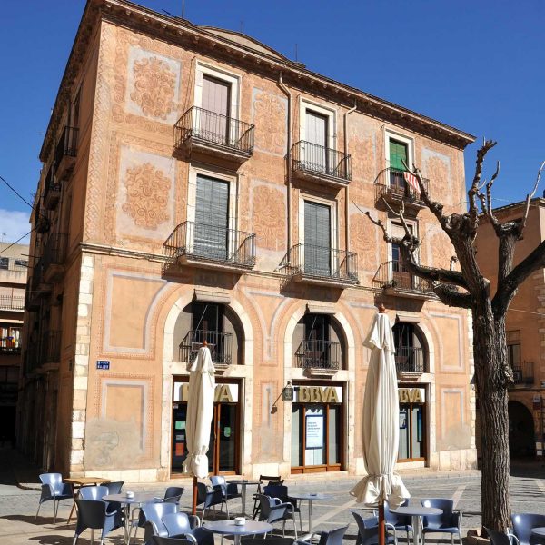 Montblanc.- Casa Calamanda, edifici residèncial del S. XIX. Destaquen a la façana els esgrafiats del 1863 restaurats el 1979 (3/2014)