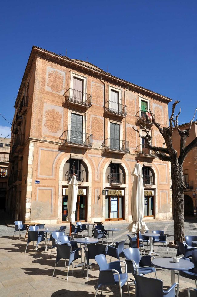 Montblanc.- Casa Calamanda, edifici residèncial del S. XIX. Destaquen a la façana els esgrafiats del 1863 restaurats el 1979 (3/2014)