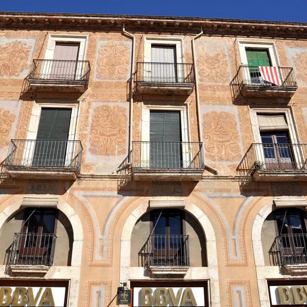 Montblanc.- Casa Calamanda, edifici residèncial del S. XIX. Destaquen a la façana els esgrafiats del 1863 restaurats el 1979 (3/2014)