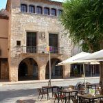 Montblanc.- Casa Desclergue, de la dècada del 1570 on els baixos formen un pas porticat de la plaça Major (7/2015)