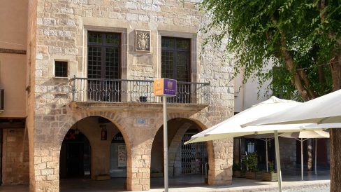 Montblanc.- Casa Desclergue, de la dècada del 1570 on els baixos formen un pas porticat de la plaça Major (7/2015)