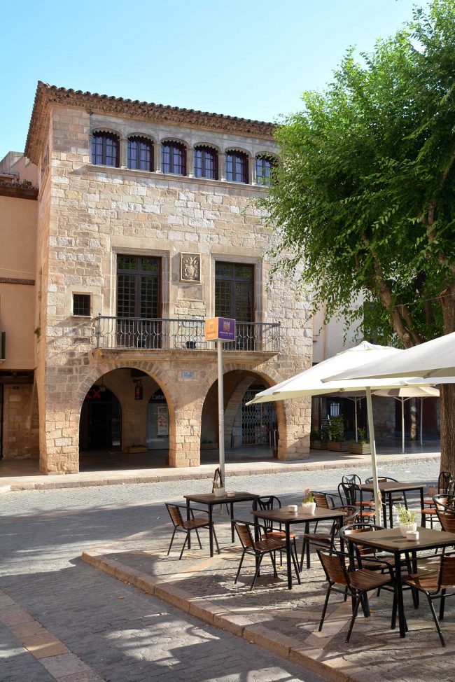 Montblanc.- Casa Desclergue, de la dècada del 1570 on els baixos formen un pas porticat de la plaça Major (7/2015)