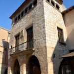 Montblanc.- Casa Desclergue, de la dècada del 1570 on els baixos formen un pas porticat de la plaça Major (7/2015)