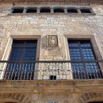 Montblanc.- Casa Desclergue, de la dècada del 1570. Entre les portes del balcó hi ha un escut i una galeria d’arcs rebaixats al pis superior (7/2015)