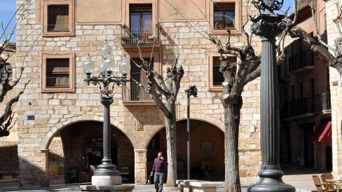 Montblanc.- Cal Malet, S. XV/XVI. Sota el seu porxo (Porxos d’en Mallol) hi han les antigues mesures de gra. Va estar actiu del 1752 fins 1905 (3/2014)