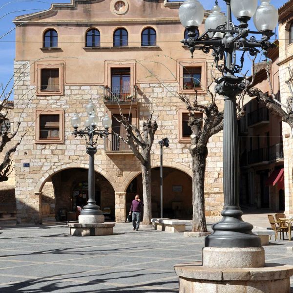 Montblanc.- Cal Malet, S. XV/XVI. Sota el seu porxo (Porxos d’en Mallol) hi han les antigues mesures de gra. Va estar actiu del 1752 fins 1905 (3/2014)