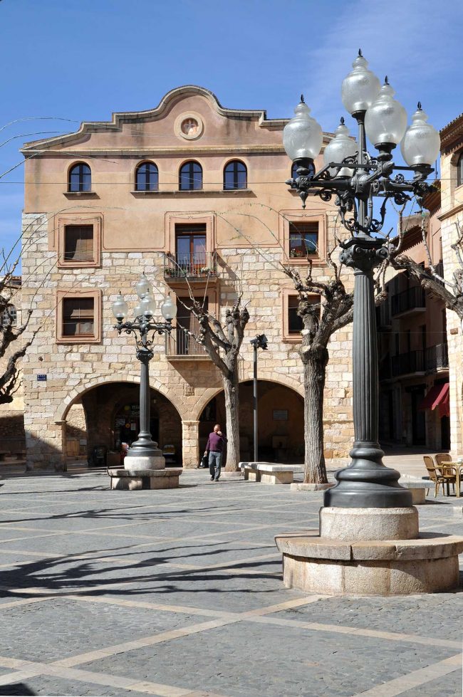 Montblanc.- Cal Malet, S. XV/XVI. Sota el seu porxo (Porxos d’en Mallol) hi han les antigues mesures de gra. Va estar actiu del 1752 fins 1905 (3/2014)