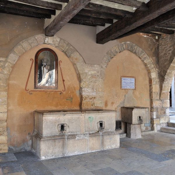 Montblanc.- Cal Malet, S. XV/XVI. Sota el seu porxo (Porxos d’en Mallol) hi han les antigues mesures de gra. Va estar actiu del 1752 fins 1905 (3/2014)