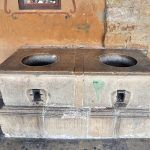Montblanc.- Cal Malet, S. XV/XVI. Sota el seu porxo (Porxos d’en Mallol) hi han les antigues mesures de gra. Va estar actiu del 1752 fins 1905 (3/2014)