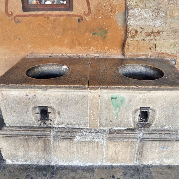 Montblanc.- Cal Malet, S. XV/XVI. Sota el seu porxo (Porxos d’en Mallol) hi han les antigues mesures de gra. Va estar actiu del 1752 fins 1905 (3/2014)