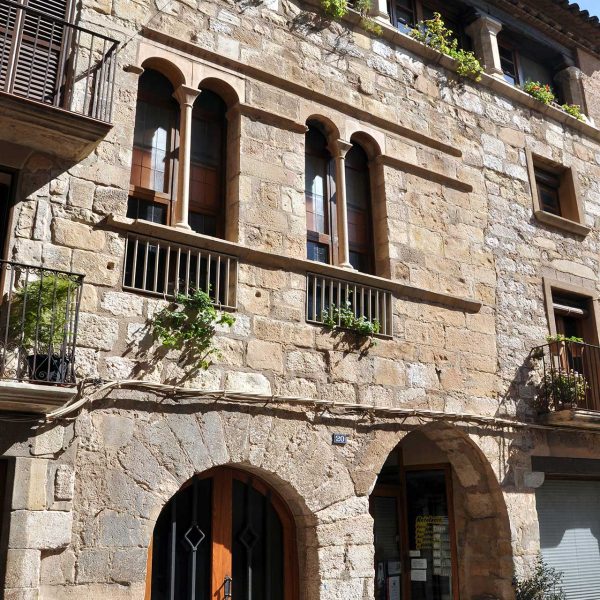 Montblanc.- Casa del Carrer Major num 20 unida amb el num. 22 . Al cos central hi ha dues finestres geminades (3/2014)