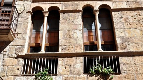 Montblanc.- Casa del Carrer Major num 20 unida amb el num. 22 . Al cos central hi ha dues finestres geminades (3/2014)