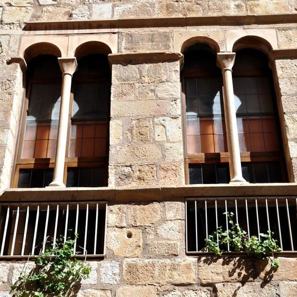 Montblanc.- Casa del Carrer Major num 20 unida amb el num. 22 . Al cos central hi ha dues finestres geminades (3/2014)