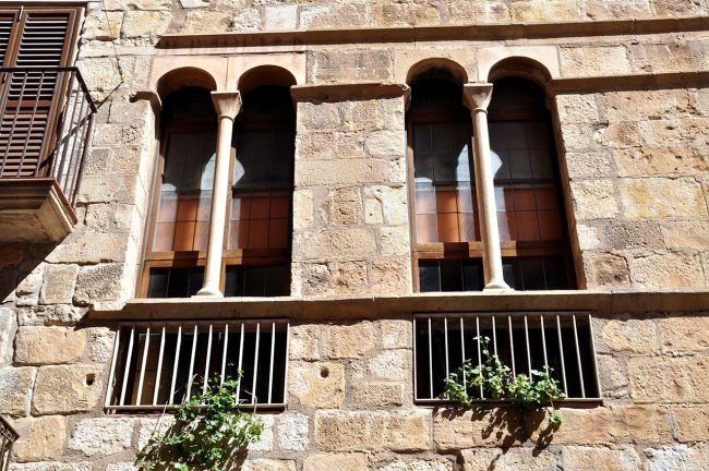 Montblanc.- Casa del Carrer Major num 20 unida amb el num. 22 . Al cos central hi ha dues finestres geminades (3/2014)