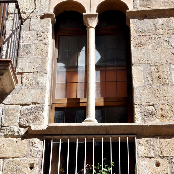 Montblanc.- Casa del Carrer Major num 20 unida amb el num. 22 . Vista d'una de les dues finestres geminades (3/2014)