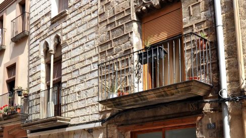 Casa carrer Major, 128-130 dels S. XV/XVII dividida en dos habitatges. Les finestres del pis principal son del gòtic tardà (4/2014)