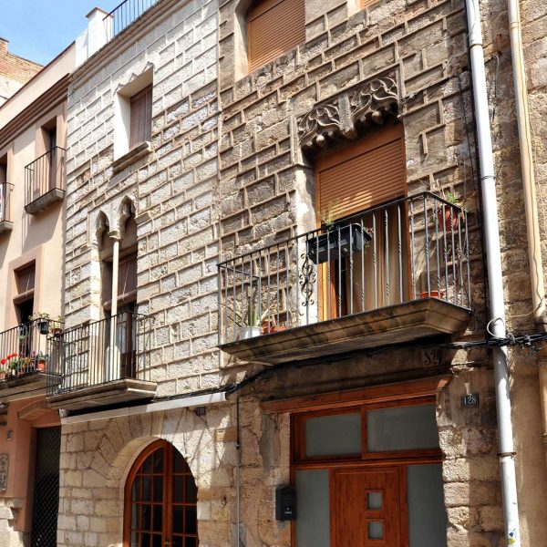 Casa carrer Major, 128-130 dels S. XV/XVII dividida en dos habitatges. Les finestres del pis principal son del gòtic tardà (4/2014)