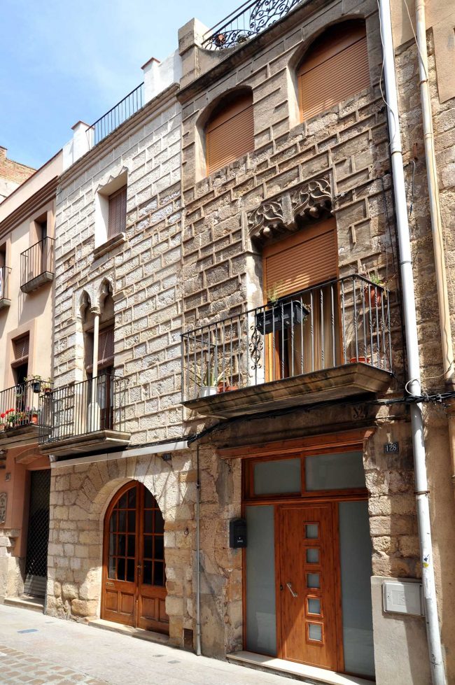 Casa carrer Major, 128-130 dels S. XV/XVII dividida en dos habitatges. Les finestres del pis principal son del gòtic tardà (4/2014)