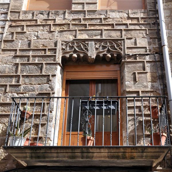 Casa carrer Major, 128-130 dels S. XV/XVII dividida en dos habitatges. Finestra del pis principal de la casa num 128 d'estil gòtic tardà (3/2014)