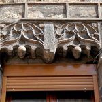 Casa carrer Major, 128-130 dels S. XV/XVII dividida en dos habitatges. Finestra del pis principal de la casa num 128 d'estil gòtic tardà (3/2014)