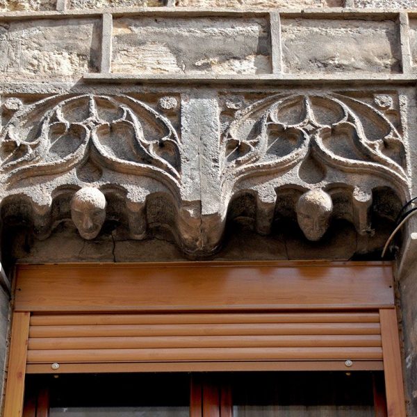Casa carrer Major, 128-130 dels S. XV/XVII dividida en dos habitatges. Finestra del pis principal de la casa num 128 d'estil gòtic tardà (3/2014)