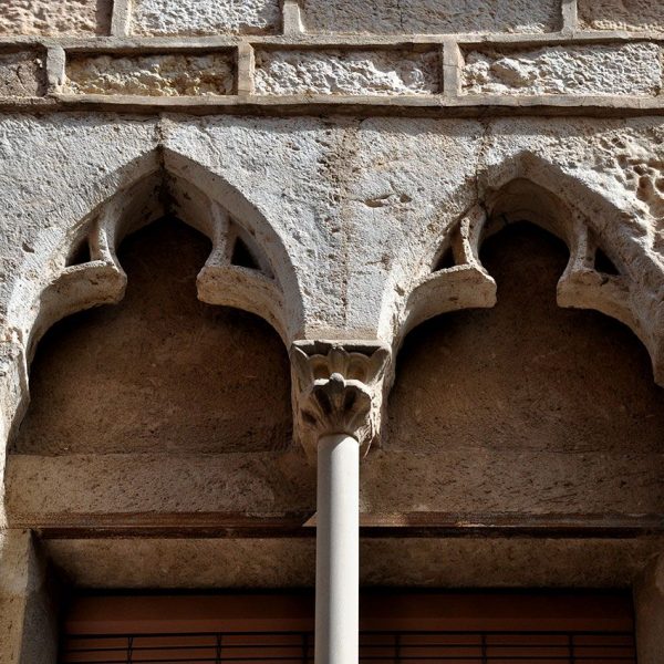 Casa carrer Major, 128-130 dels S. XV/XVII dividida en dos habitatges. Finestra del pis principal de la casa num 130 d'estil gòtic tardà (3/2014)