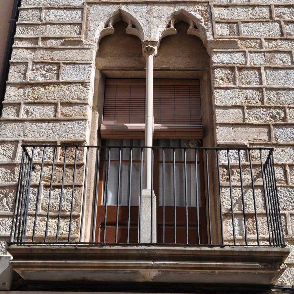Casa carrer Major, 128-130 dels S. XV/XVII dividida en dos habitatges. Finestra del pis principal de la casa num 130 d'estil gòtic tardà (3/2014)