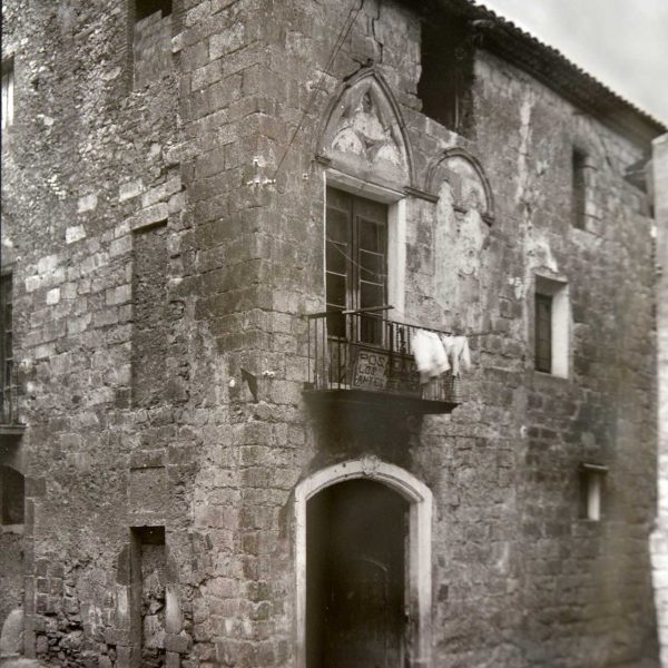 Montblanc.- Fonda dels Àngels, d’estil gòtic S.XV. Reproducció fotogràfica exposada a la pròpia fonda d’any i autor desconegut (7/2014)