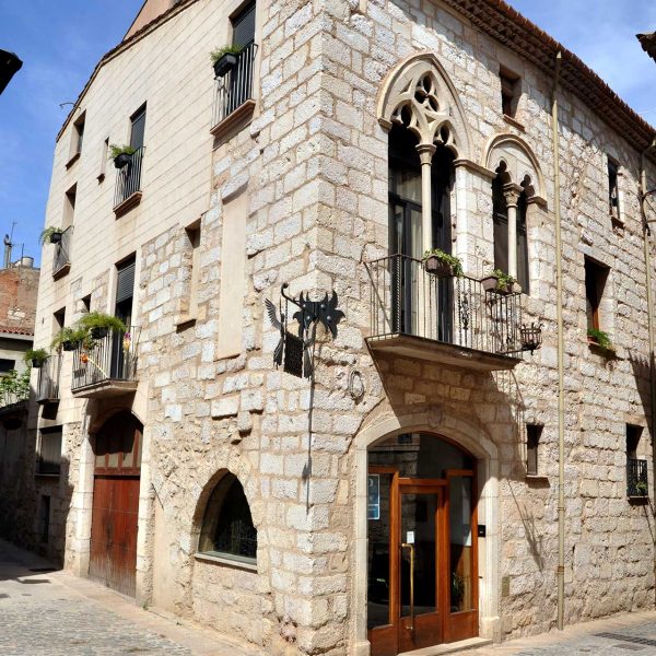 Montblanc.- Fonda dels Àngels, d’estil gòtic S.XV. Restaurada modernament s’han recuperat els finestrals gòtics amb arcs trilobulats (4/2014)