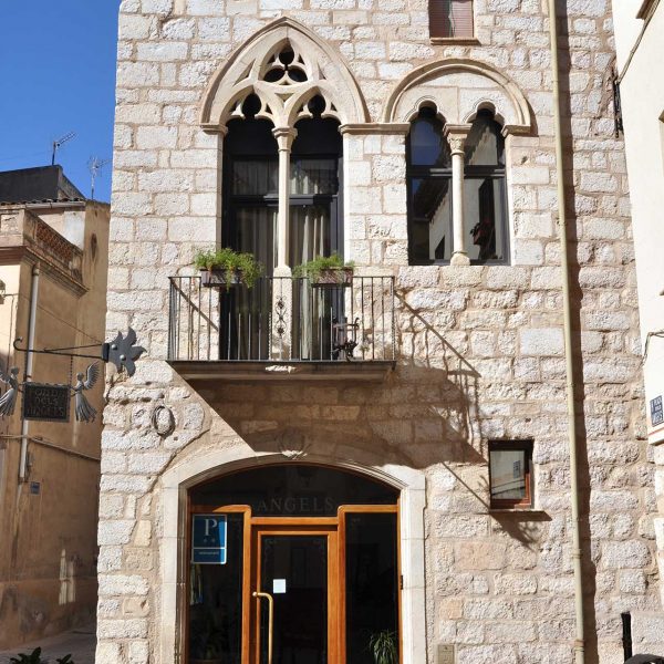 Montblanc.- Fonda dels Àngels, d’estil gòtic S.XV. Restaurada modernament s’han recuperat els finestrals gòtics amb arcs trilobulats (3/2014)