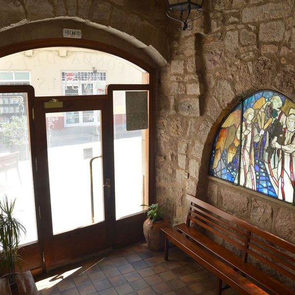 Montblanc.- Fonda dels Àngels, d’estil gòtic S.XV. Vestíbul de la fonda restaurada modernament (7/2014)