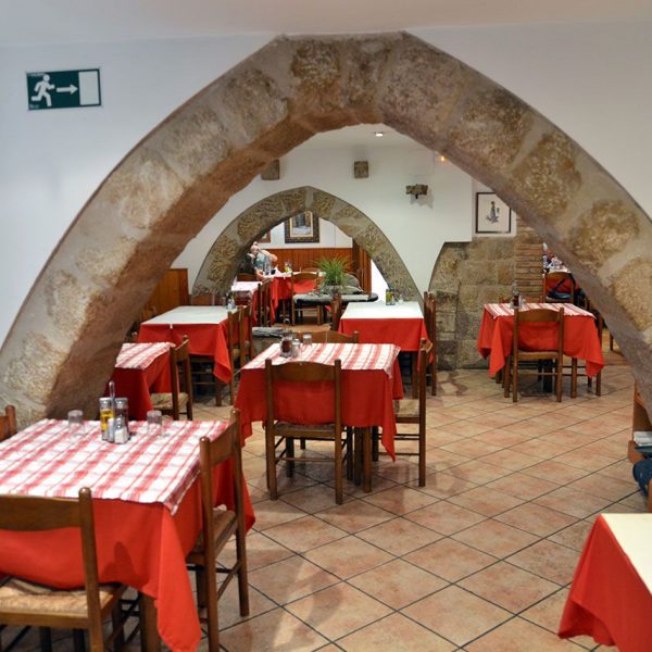 Montblanc.- Fonda dels Àngels, d’estil gòtic S.XV. Diversos aspectes de la fonda restaurada modernament (7/2014)